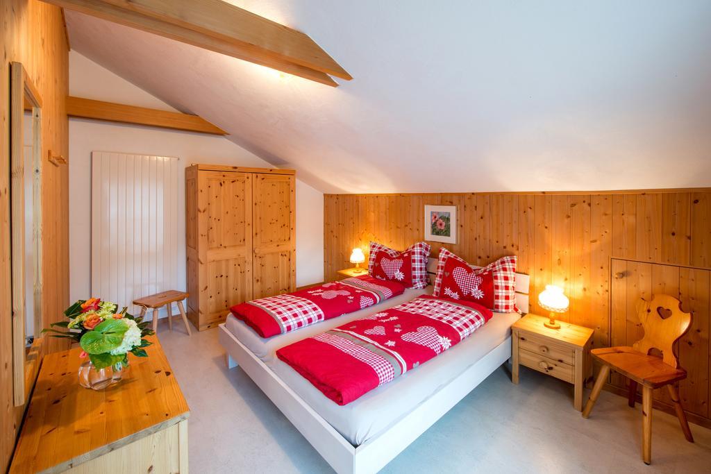 Ferienwohnungen Muntschi Andeer Habitación foto