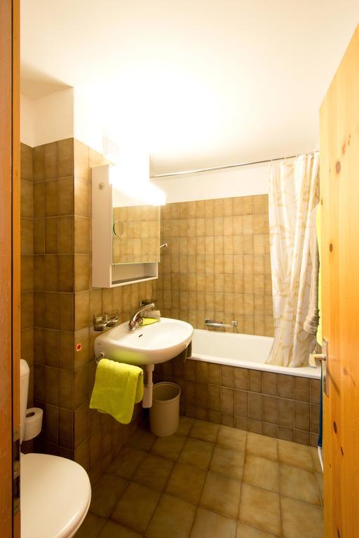 Ferienwohnungen Muntschi Andeer Habitación foto