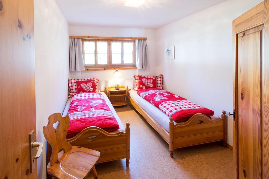 Ferienwohnungen Muntschi Andeer Habitación foto