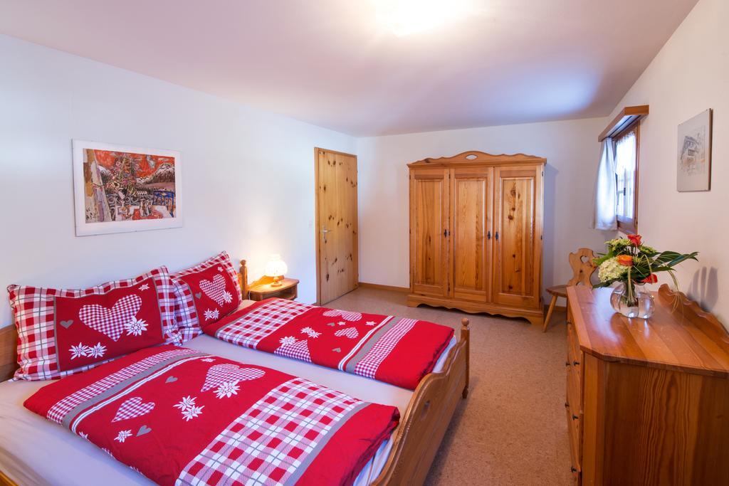 Ferienwohnungen Muntschi Andeer Habitación foto