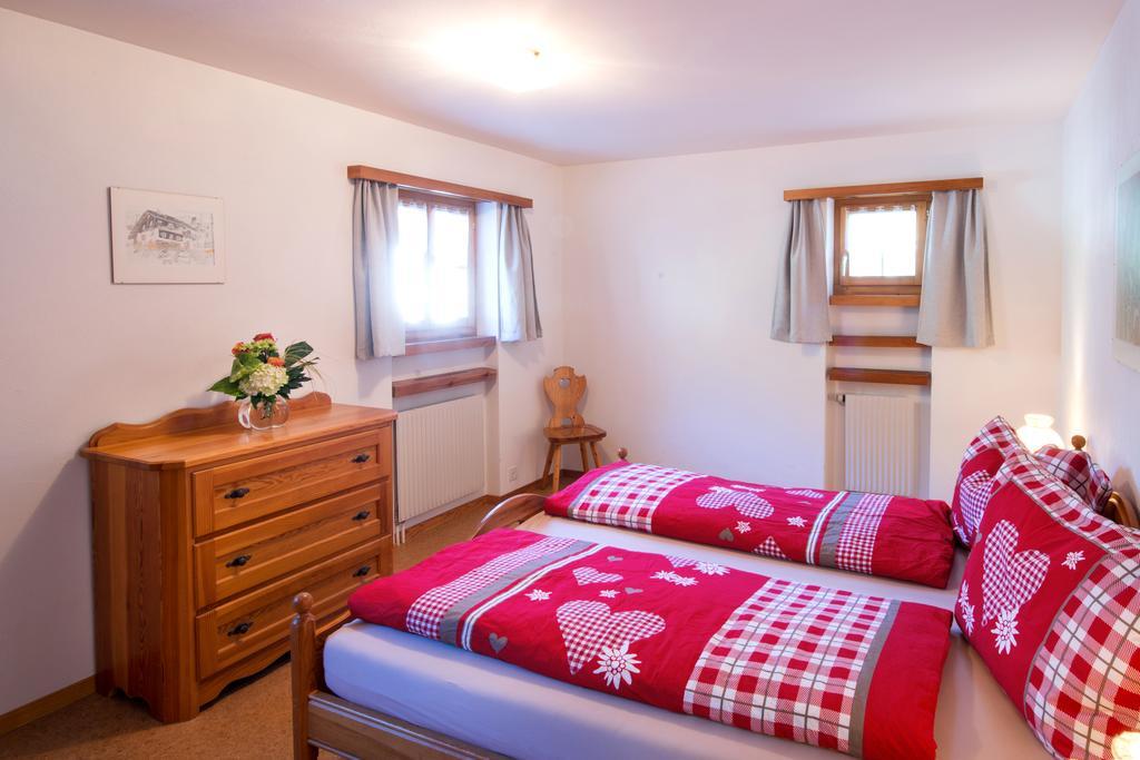 Ferienwohnungen Muntschi Andeer Habitación foto
