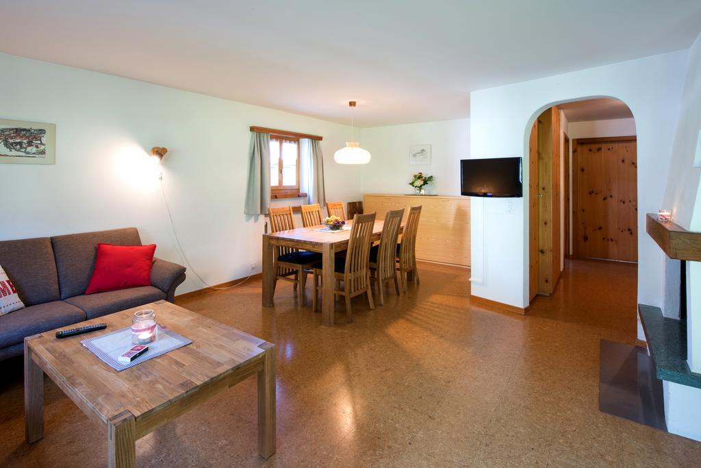 Ferienwohnungen Muntschi Andeer Habitación foto