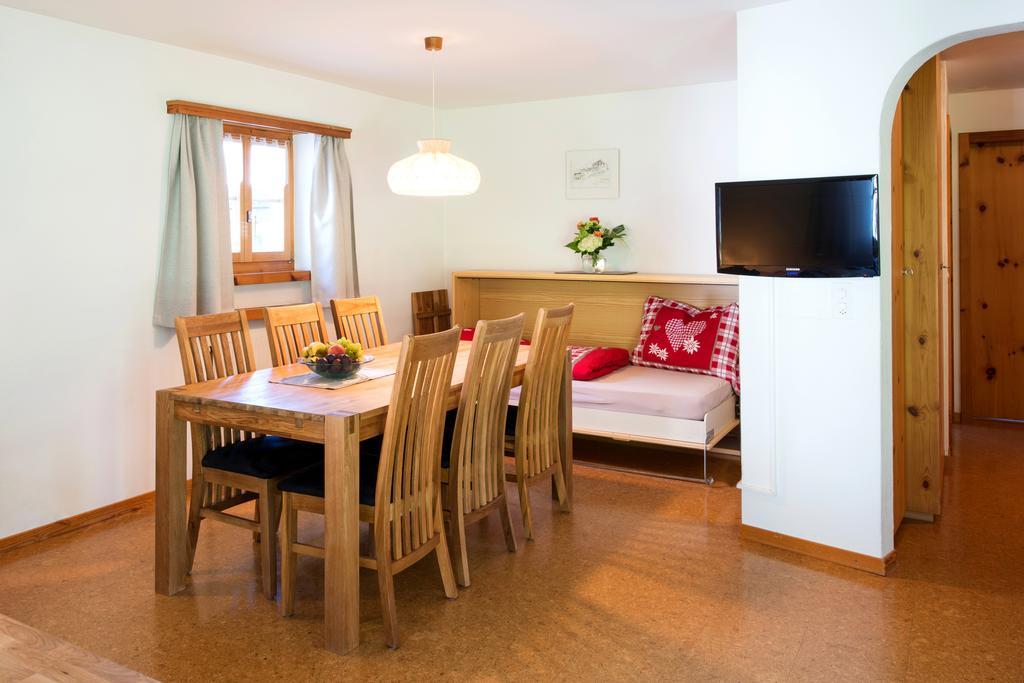 Ferienwohnungen Muntschi Andeer Habitación foto